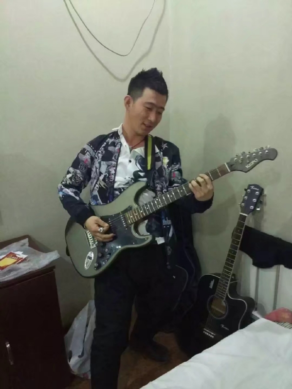 小吉他的第一张照片--南京相亲服务中心
