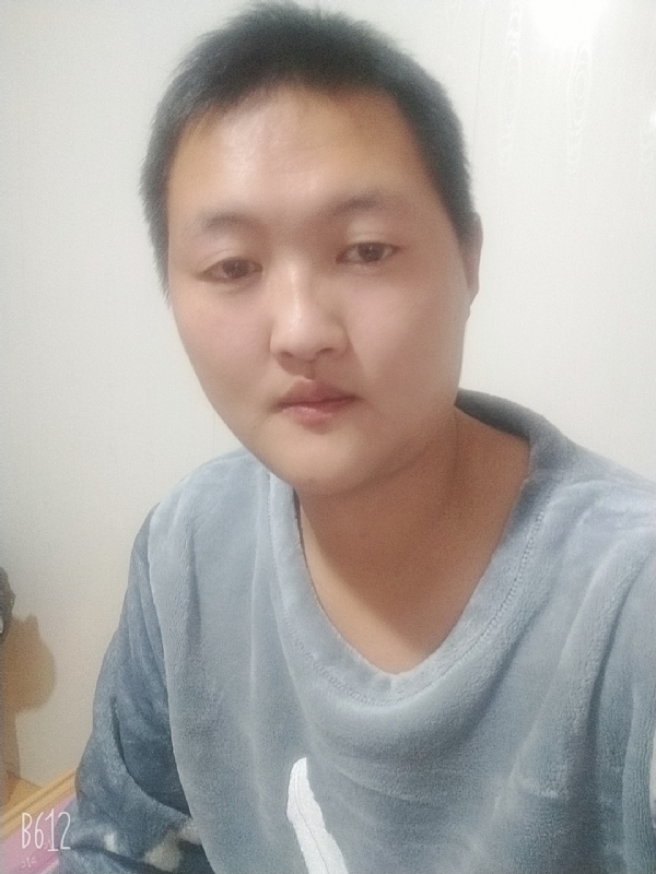 烟圈里透着伤的第一张照片--南京相亲服务中心