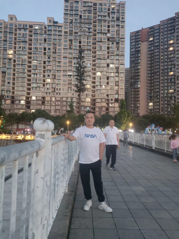 寂寞的男人的第一张照片--南京相亲服务中心