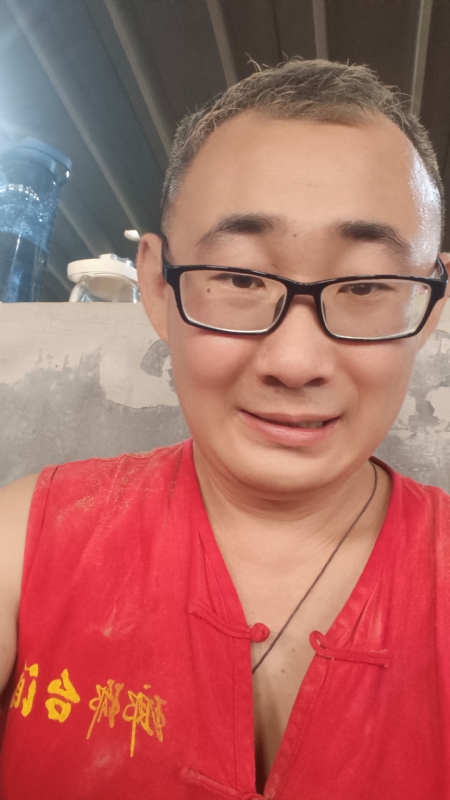 黑黑一笑的第二张照片--南京相亲服务中心